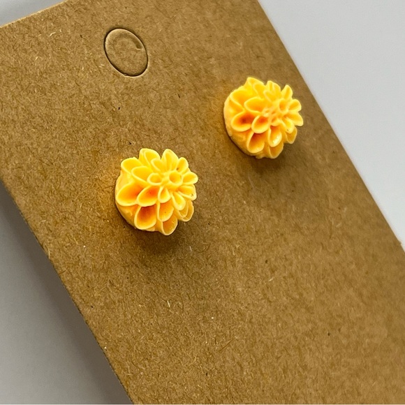 Light orange flower stud earrings - Picture 2 of 3
